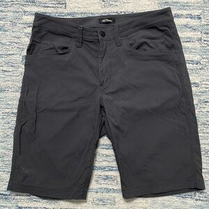 Arc’teryx men’s shorts, gray, size 32
